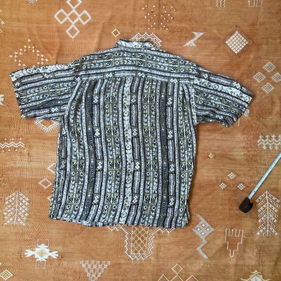 Vintage Uomo 100% Silk Short Sleeve Button-Up Shirt – Tribal Print, Size M - Picture 4 of 5